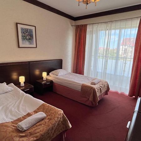 Hotel Neptun Legnica Esterno foto