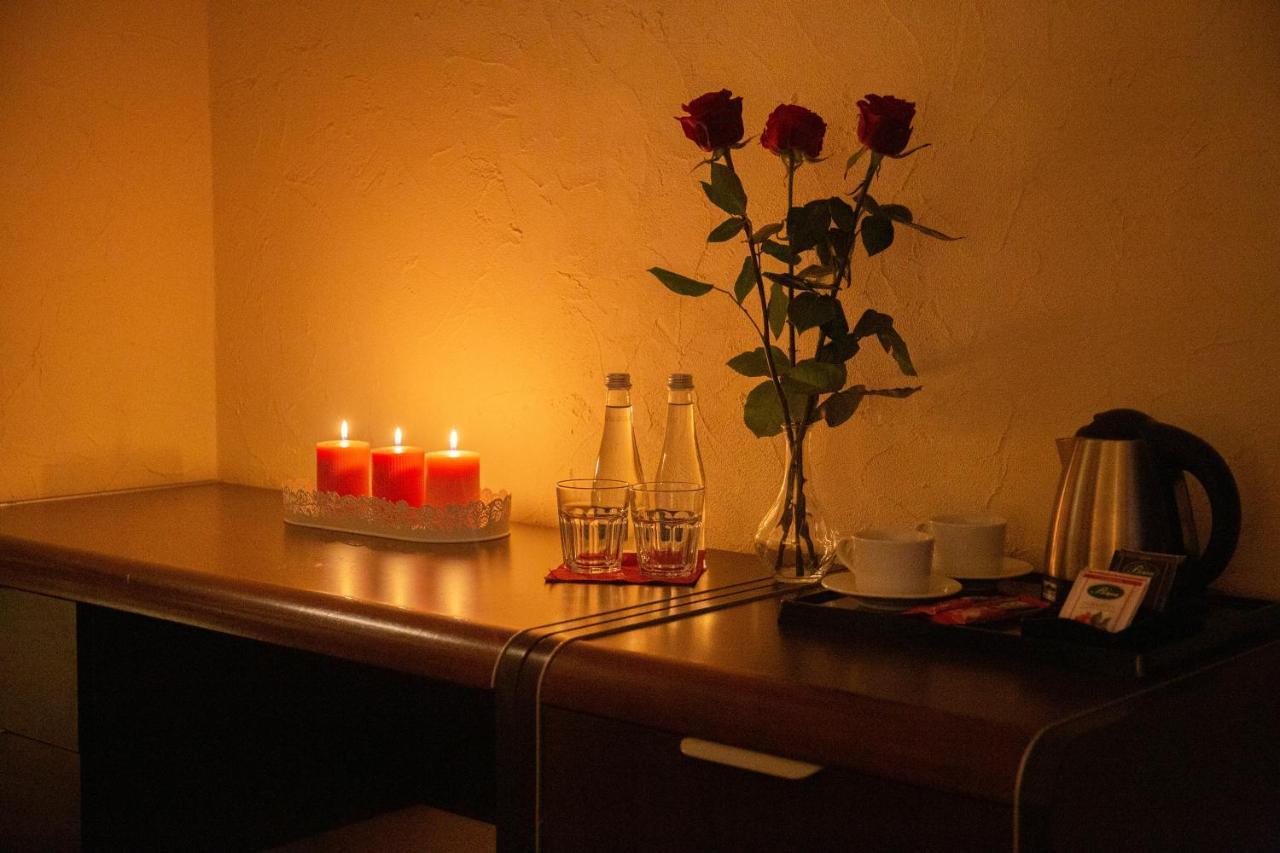 Hotel Neptun Legnica Esterno foto