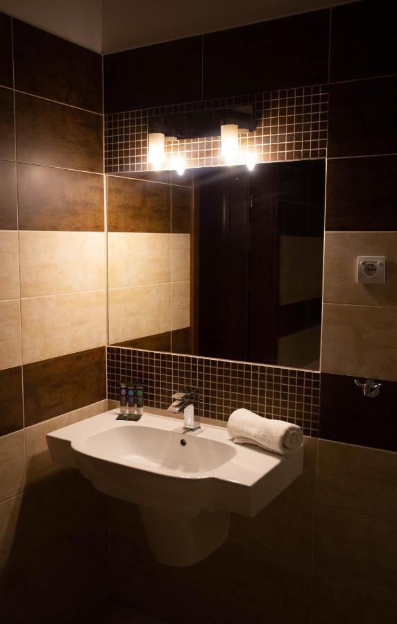Hotel Neptun Legnica Esterno foto
