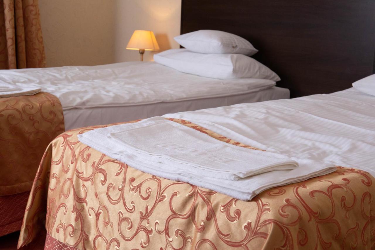 Hotel Neptun Legnica Esterno foto