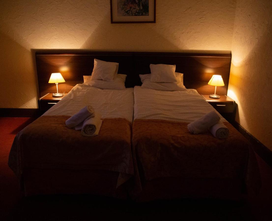 Hotel Neptun Legnica Esterno foto