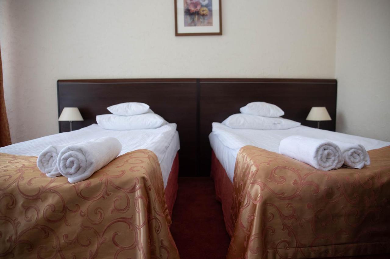 Hotel Neptun Legnica Esterno foto