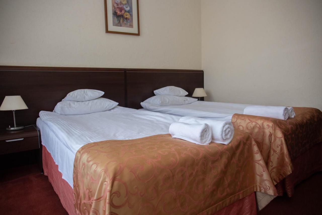 Hotel Neptun Legnica Esterno foto