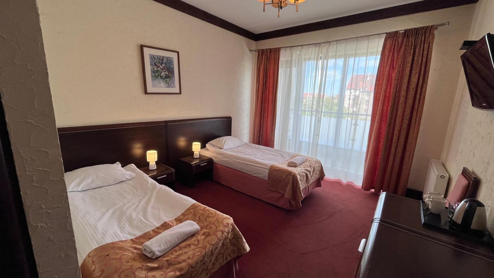 Hotel Neptun Legnica Esterno foto