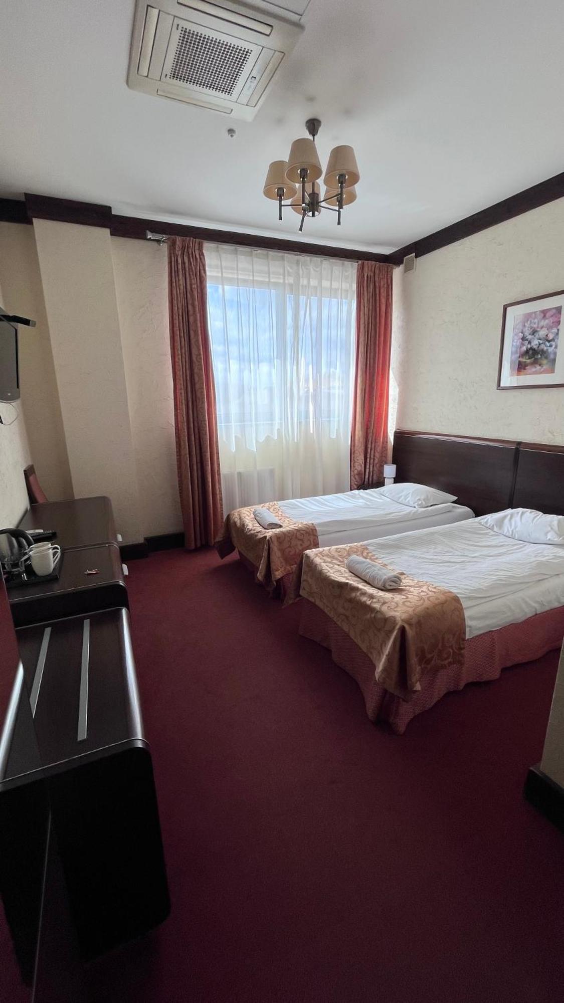 Hotel Neptun Legnica Esterno foto