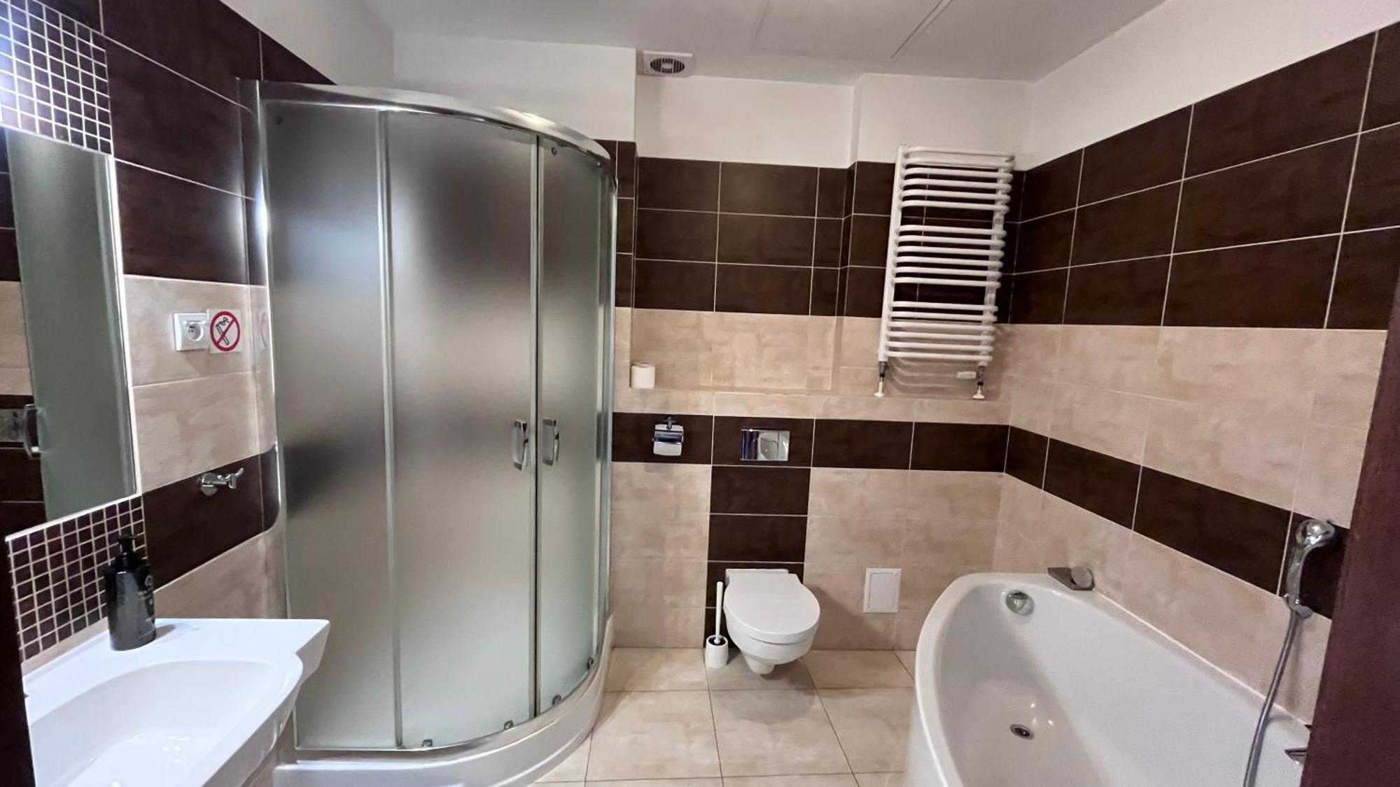 Hotel Neptun Legnica Esterno foto